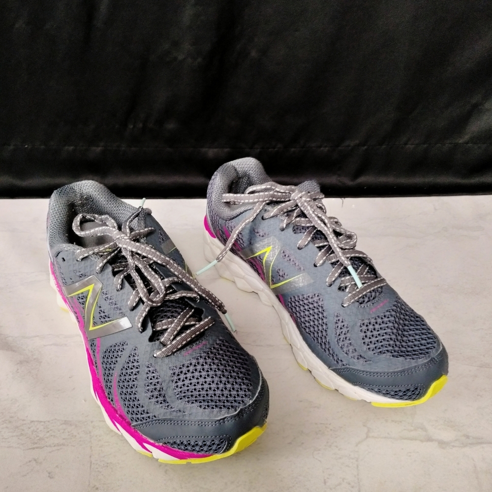 Women's New Balance Sz 10 Gray and Pink Athletic Shoes Active Wear 3190